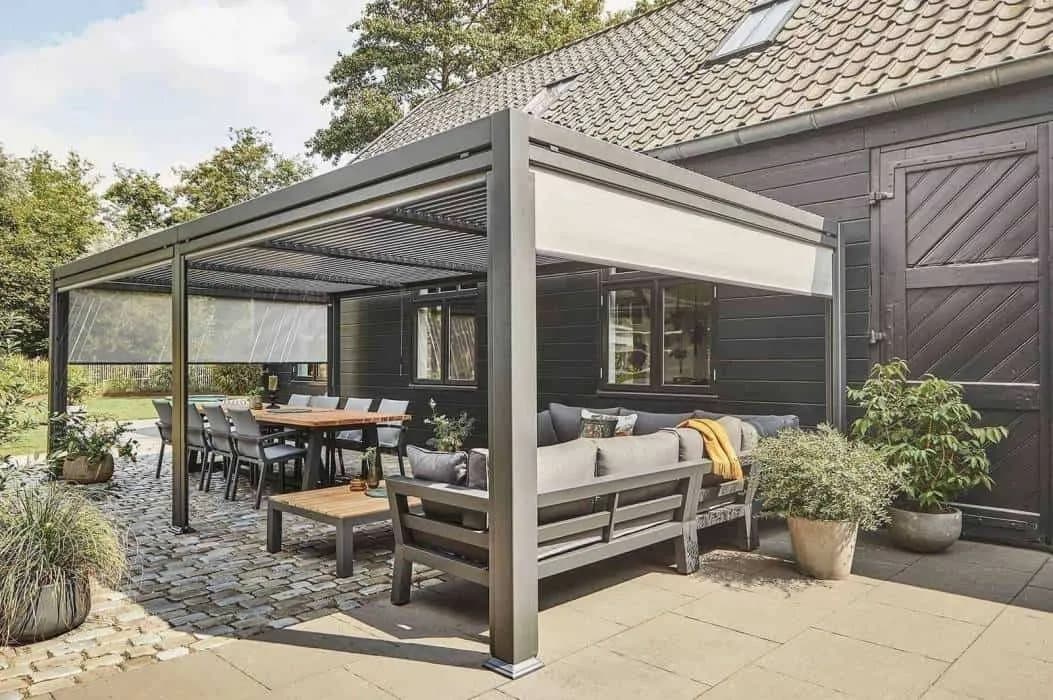 Czym zabudować altanę? Najlepsze materiały i pomysły na aranżację