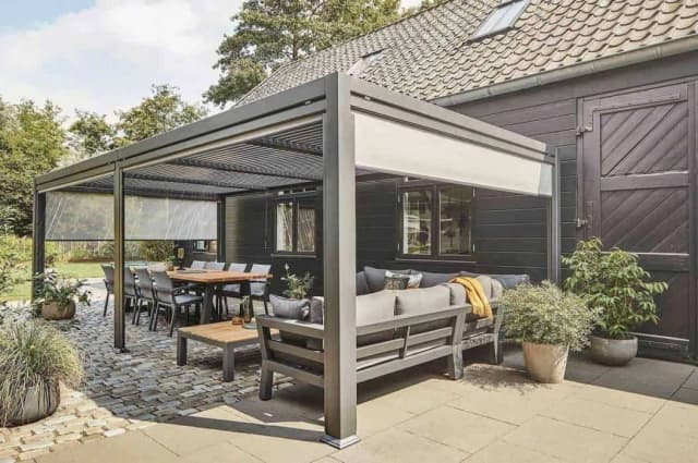 Czym zabudować altanę? Najlepsze materiały i pomysły na aranżację