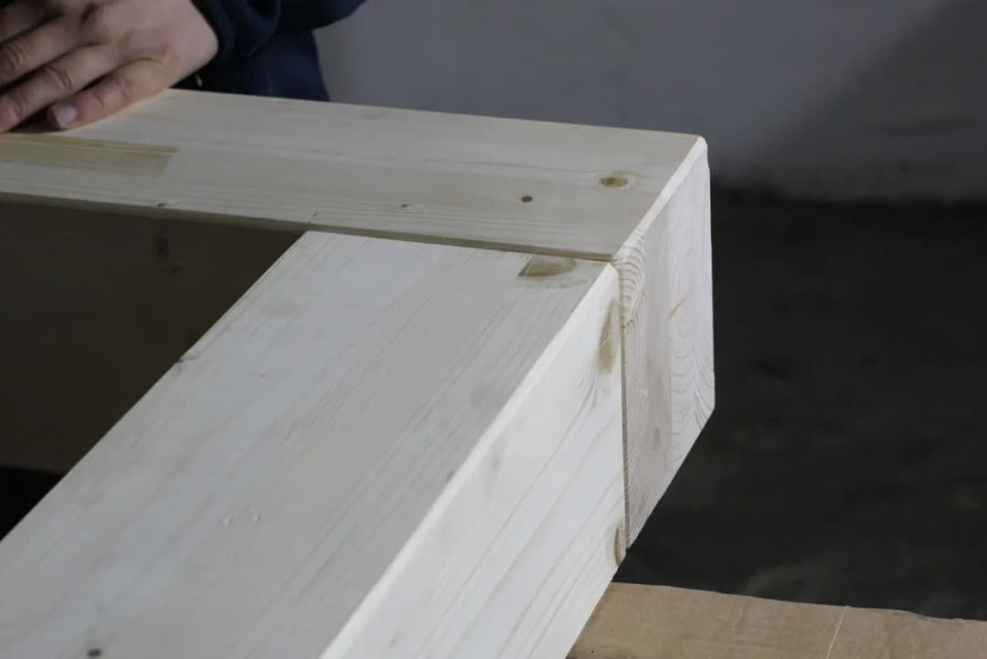 Jakie drewno na pergolę wybrać, aby uniknąć kosztownych błędów?