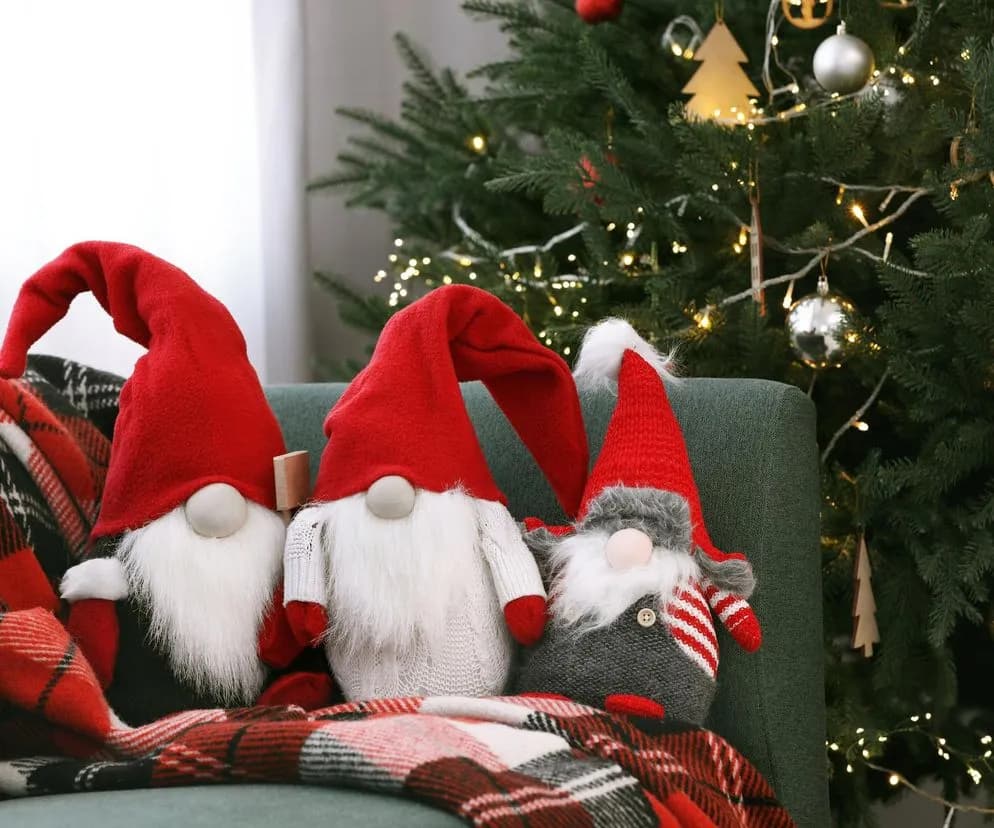 Jak zrobić skrzata z tui - proste kroki na świąteczną dekorację