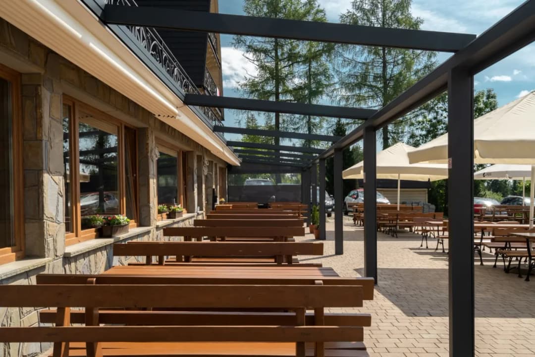 Ile kosztuje montaż pergoli? Zaskakujące ceny i istotne czynniki