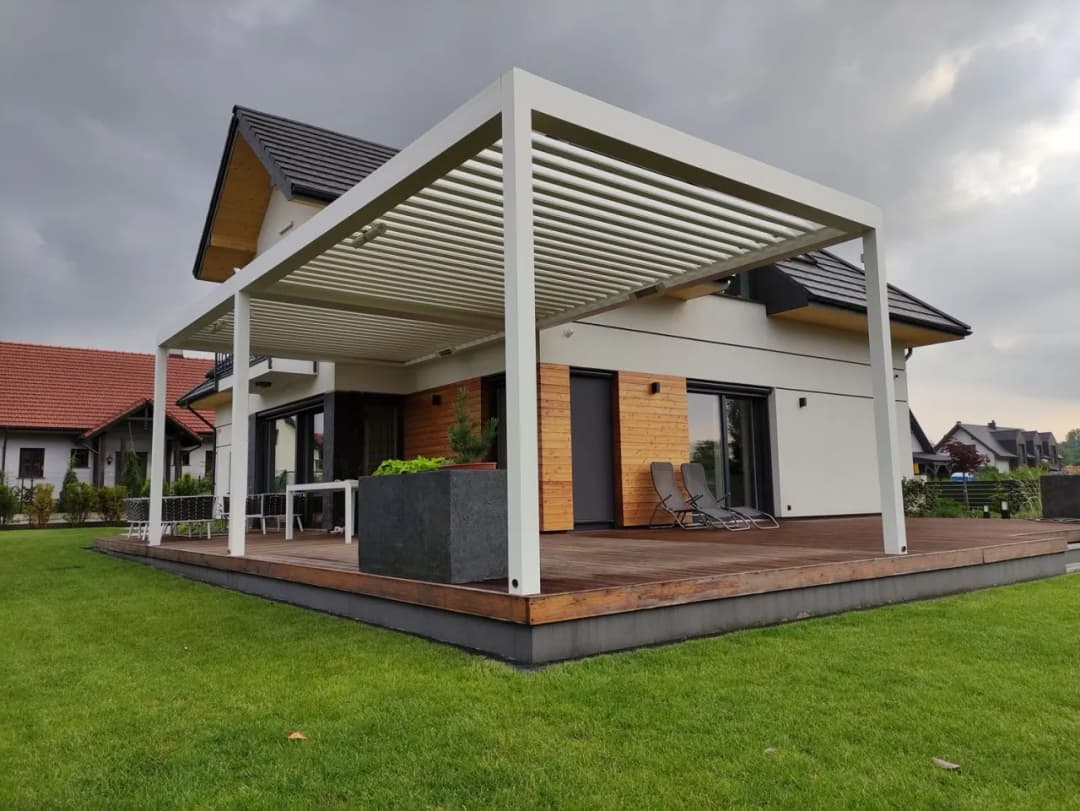 Jak skutecznie pomalować pergolę na biało i uniknąć błędów